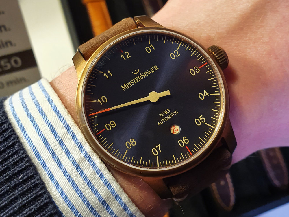 Meistersinger N.03 oli pronssisena näyttävä yleiskello.